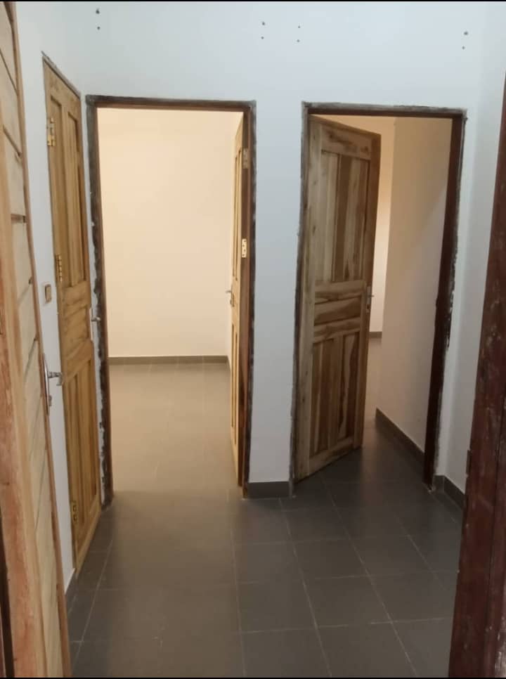 Disponible immédiatement a Calavi juste derrière la BOA une 2 Chambres Salon Sanitaire dallé bien Vaste a Couloir
