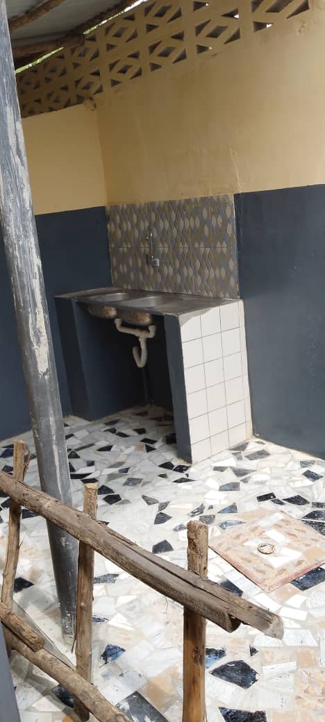 Disponible immédiatement a GODOMEY echangeur Zone JEAN PLIYA une 2 Chambres Salon Sanitaire bien Propre et bien Vaste